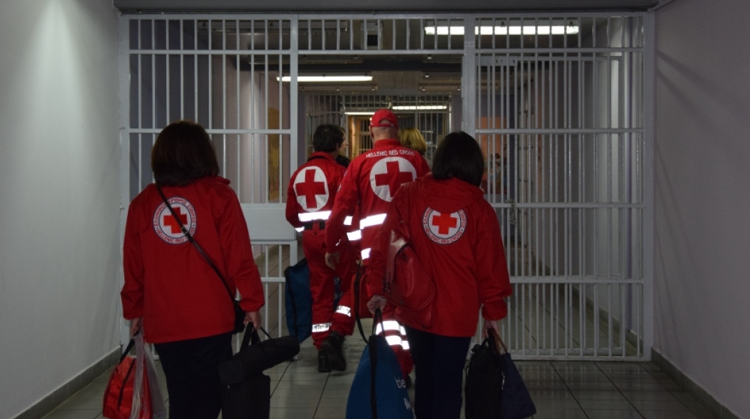 Κορωνοϊός: Ο Ελληνικός Ερυθρός Σταυρός πραγματοποιεί θερμομετρήσεις στους κρατούμενους, στο προσωπικό και στους επισκέπτες σε Καταστήματα Κράτησης