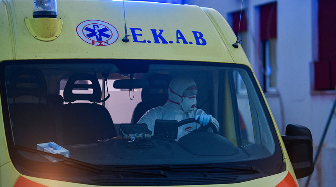 ΕΚΑΒ στη μάχη με τον νέο κορωνοϊό 