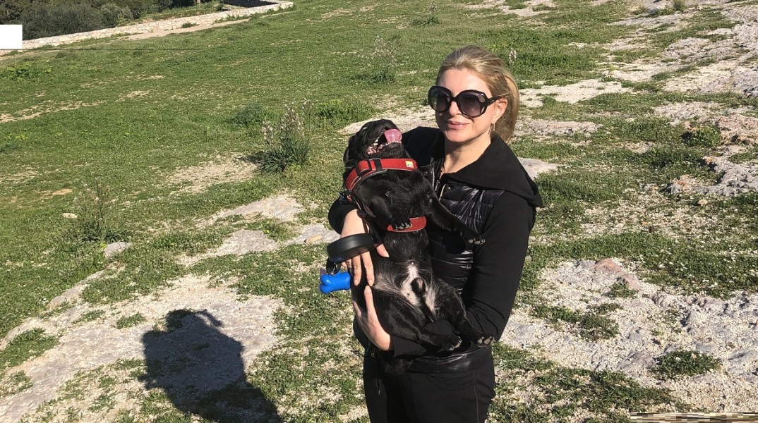 Η Χριστίνα Πολίτη με το σκύλο της, Τόνι, στη Διονυσίου Αεροπαγίτου