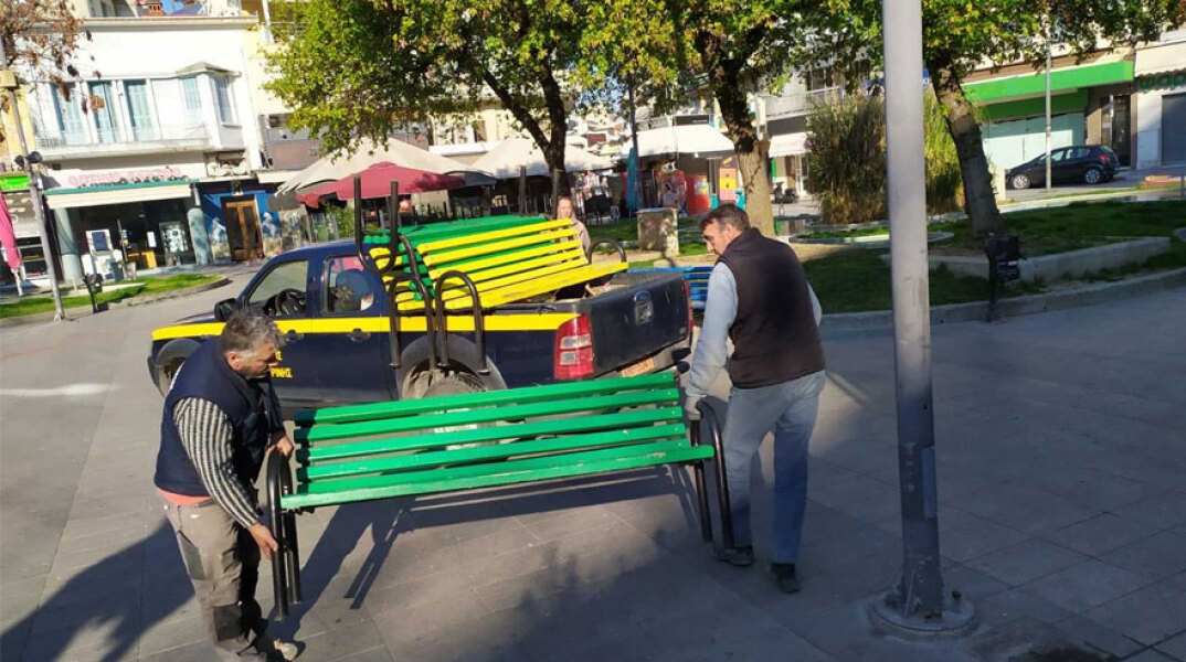 Ο Δήμος Κατερίνης απομακρύνει τα παγκάκια από τις πλατείες για να μην κάθονται οι «απείθαρχοι» του κορωνοϊού