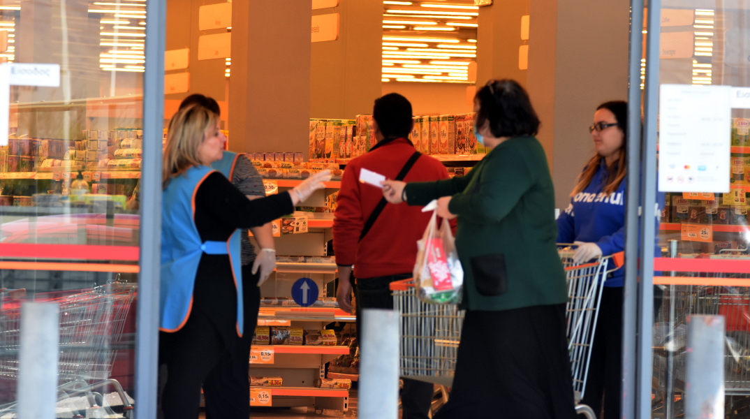 Ερωτηματικά για τήρηση των κανόνων σε σούπερ μάρκετ 