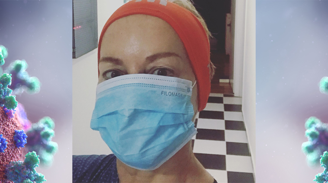 Η συγγραφέας, Λένα Διβάνη, με προστατευτική μάσκα