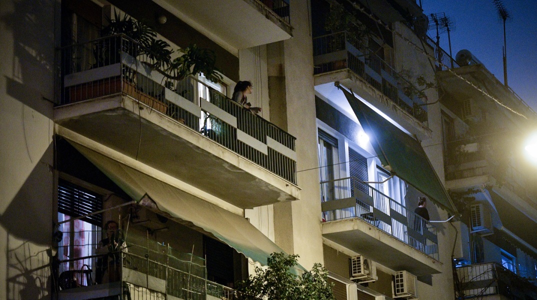 ΧΕΙΡΟΚΡΟΤΗΜΑΤΑ ΑΠΟ ΤΟΥΣ ΠΟΛΙΤΕΣ ΣΤΑ ΜΠΑΛΚΟΝΙΑ ΓΙΑ ΤΟΥΣ ΑΝΘΡΩΠΟΥΣ ΤΟΥ ΣΥΣΤΗΜΑΤΟΣ ΥΓΕΙΑΣ