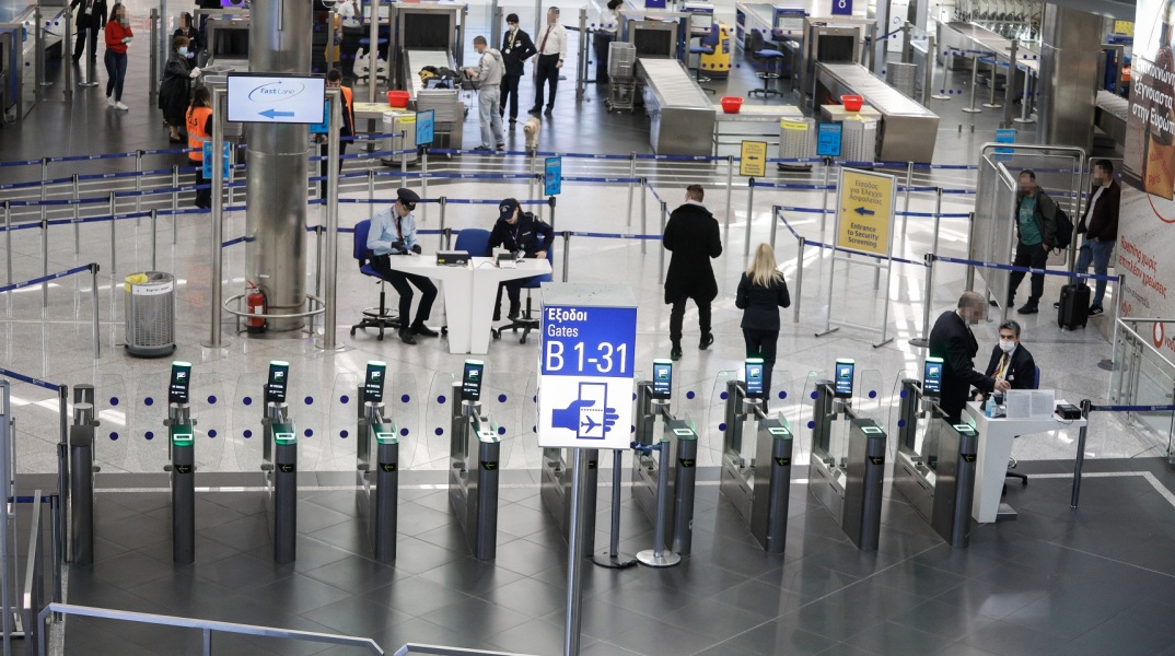 Με δάκρυα στα μάτια επαναπατρίστηκαν 400 Έλληνες από το Λονδίνο, λίγο πριν απαγορευθούν οι πτήσεις, συναγερμός στο «Ελ. Βενιζέλος» προκειμένου να ελεγχθούν.