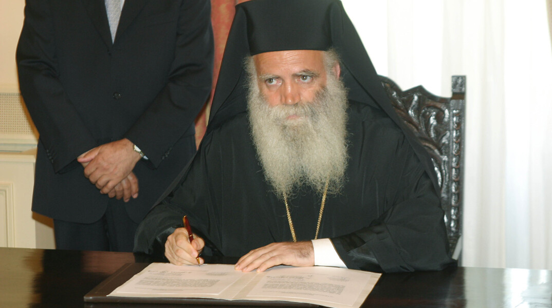 Συνελήφθη ο μητροπολίτης Κυθήρων Σεραφείμ, ο οποίος πραγματοποίησε λειτουργία παρά την απαγόρευση