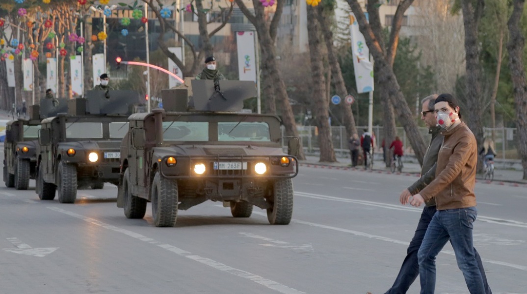 Καθεστώς στρατιωτικού νόμου για 40 ώρες επιβλήθηκε σήμερα στην Αλβανία, καθώς τα έως τώρα μέτρα για την καταπολέμηση της εξάπλωσης του κορωνοϊού αγνοήθηκαν από τους πολίτες της χώρας