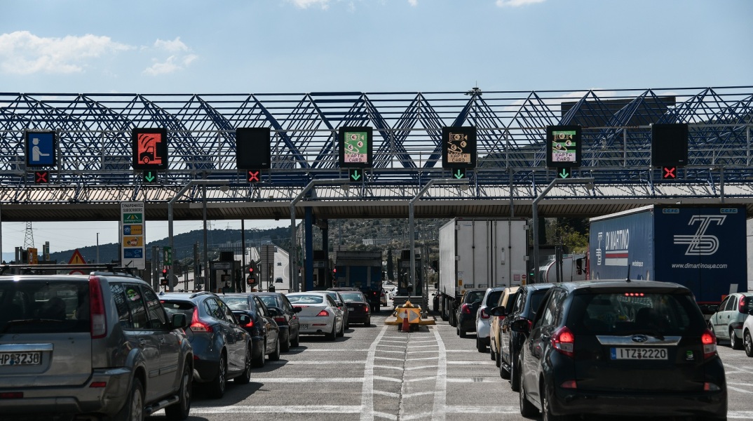 Αρκετοί ήταν όσοι αγνόησαν τις εκκλήσεις «να μείνουμε σπίτι» λόγω κορωνοϊού, καθώς  η έξοδος των κατοίκων της Αθήνας και της Θεσσαλονίκης ήταν αυξημένη το Σαββατοκύριακο