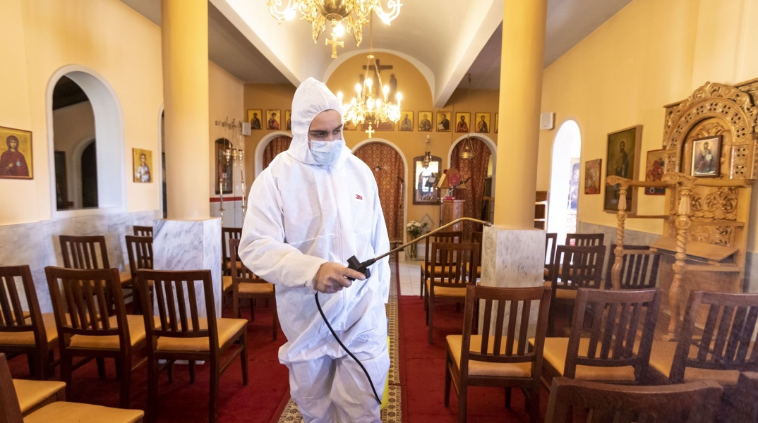 Σφοδρές αντιδράσεις έχει προκαλέσει η απόφαση του Μητροπολίτη Κηθύρων να ανοίξει κανονικά τις εκκλησίες παρά τα κυβερνητικά μέτρα για τον περιορισμό της εξάπλωσης του κορωνοϊού.