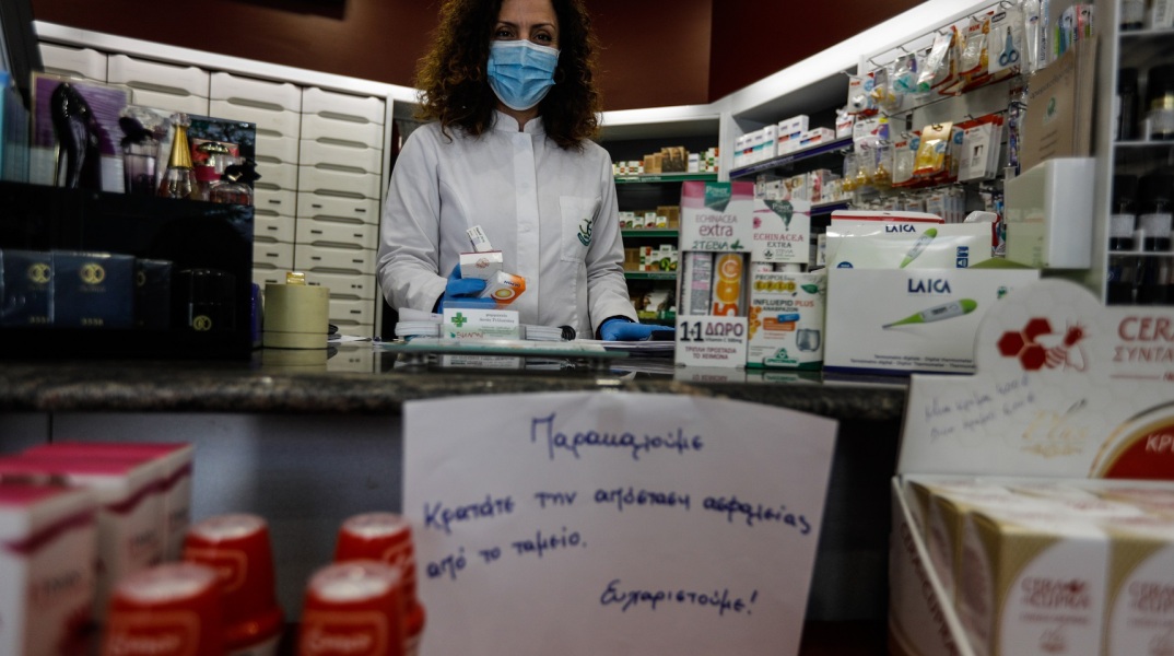 Μέχρι τρία τεμάχια αντισηπτικά θα μπορεί να προμηθεύεται κάποιος είτε από σούπερ μάρκετ είτε από φαρμακεία και θα διατίθενται αποκλειστικά σε μεμονωμένες συσκευασίες.