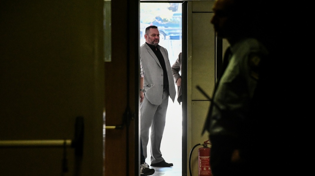 «Δεν μένω σπίτι»: Ο Λαγός με ένα tweet καλεί σε ανυπακοή 