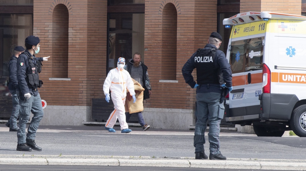 Αυξήθηκε κατά 793 o αριθμός των θυμάτων του κορωνοϊού το Σάββατο στην Ιταλία, οι νεκροί φτάνουν πλέον συνολικά στους 4.825