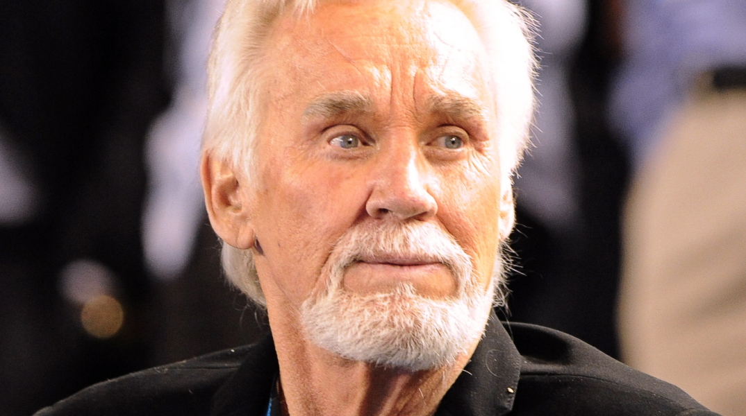 Φτωχότερη πλέον η σκηνή της κάντρι, καθώς ο εμβληματικός καλλιτέχνης Κένι Ρότζερς πέθανε σε ηλικία 81 ετών