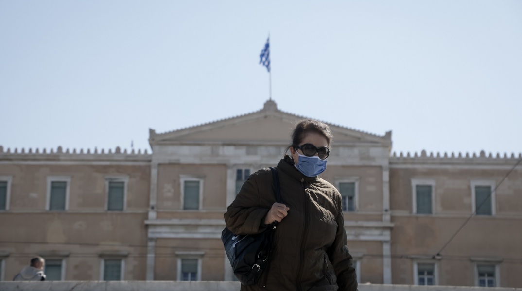 Σε ανοικτούς χώρους και με γάντια θα ξεκινήσουν από την ερχόμενη Τρίτη 24 Μαρτίου οι πληρωμές των συντάξεων, σε 369.000 δικαιούχους, από τα Ελληνικά Ταχυδρομεία