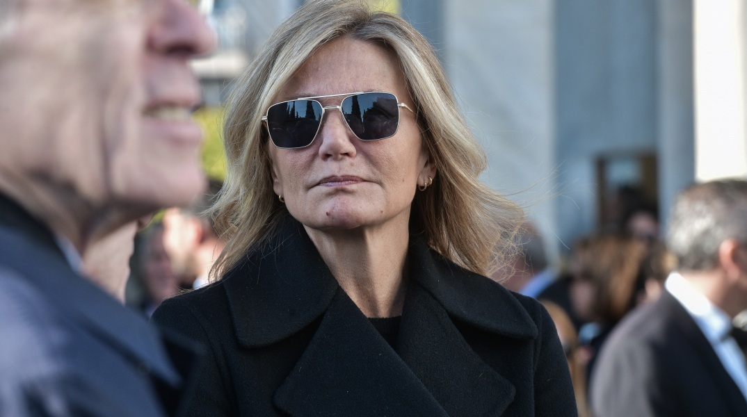 Να βγουν στα μπαλκόνια και να χειροκροτήσουν όσους εργάζονται για την πανδημία του κορωνοϊού προτρέπει με μήνυμά της στο Twitter η Μαρέβα Μητσοτάκη