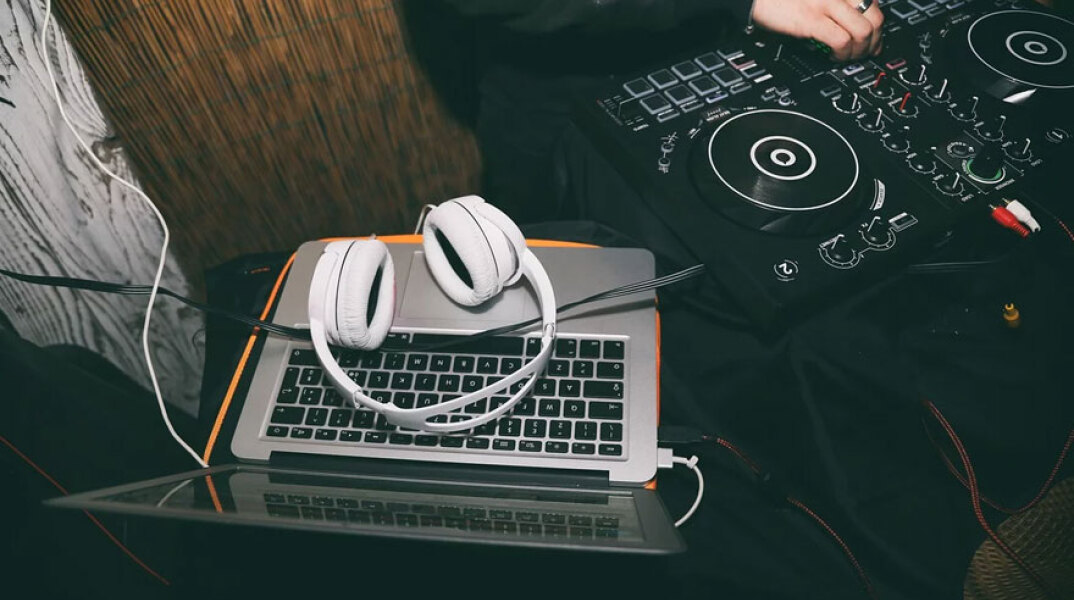 Έφεραν το 100 σε Dj που έπαιζε μουσική στο μπαλκόνι του σπιτιού του