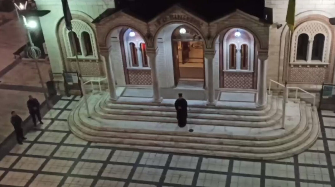 Συγκινητικές στιγμές στη Μενεμένη Θεσσαλονίκης, όπου ο ιερέας έψαλε «τη Υπερμάχω» με τους πιστούς να συμμετέχουν από τα μπαλκόνια