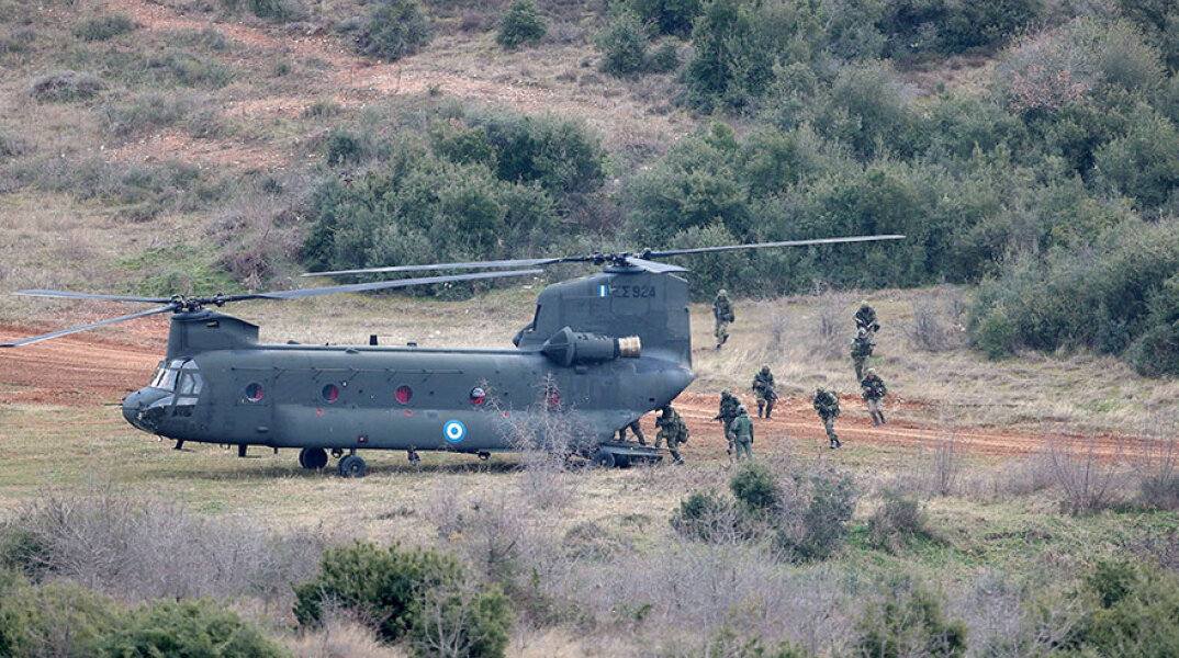 Ο κορωνοϊός βάζει τέλος στη άδεια των νεοσύλλεκτων