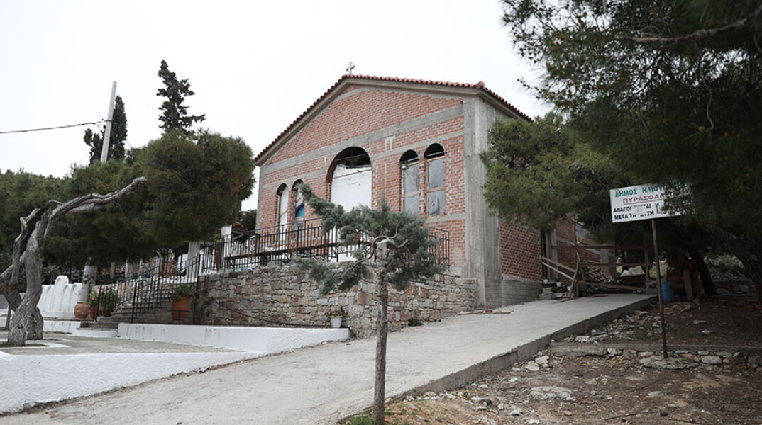 Κορωνοϊός: Το εκκλησάκι του Προφήτη Ηλία στην Ηλιούπολη, όπου ιερέας κλείστηκε με πιστούς για να τελέσει λειτουργία