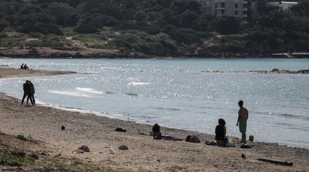 Η δημοτική αρχή έκλεισε τις παραλίες Βάρκιζας και Καβουρίου