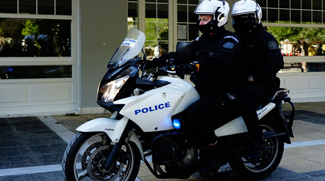 Αστυνομικοί με μάσκες