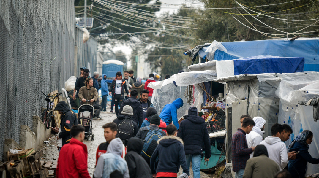 Κορωνοϊός: Εκκένωση των δομών στα νησιά ζητούν ευρωβουλευτές 