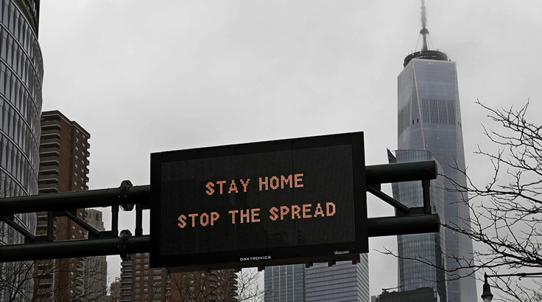 Πινακίδα στη Νέα Υόρκη παροτρύνει τους Αμερικανούς να κάτσουν σπίτι για να μην μεταδόσουν τον κορωνοϊό