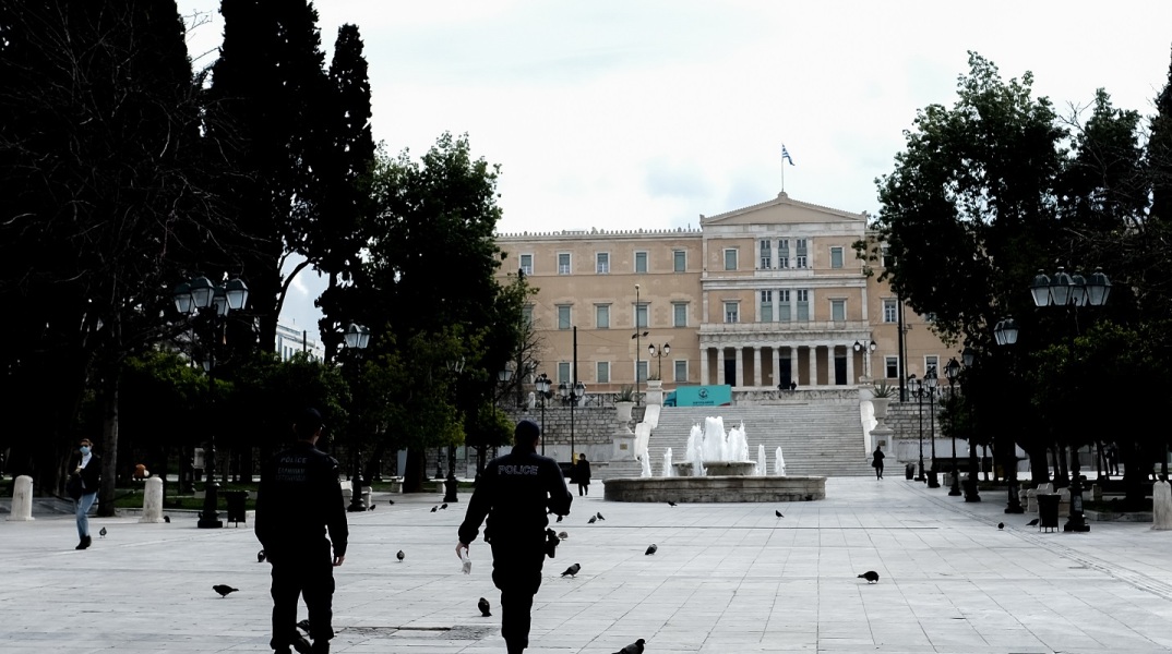 ΕΡΗΜΟΙ ΟΙ ΔΡΟΜΟΙ ΤΗΣ ΑΘΗΝΑΣ.ΠΛΑΤΕΙΑ ΣΥΝΤΑΓΜΑΤΟΣ