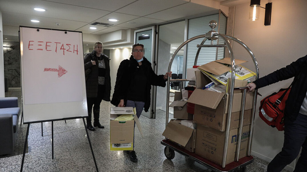 ΣΕ ΚΑΡΑΝΤΙΝΑ ΣΕ ΞΕΝΟΔΟΧΕΙΟ ΤΗΣ ΑΘΗΝΑΣ ΕΛΛΗΝΕΣ ΠΟΥ ΕΠΕΣΤΡΕΨΑΝ ΑΠΟ ΤΗΝ ΙΣΠΑΝΙΑ 