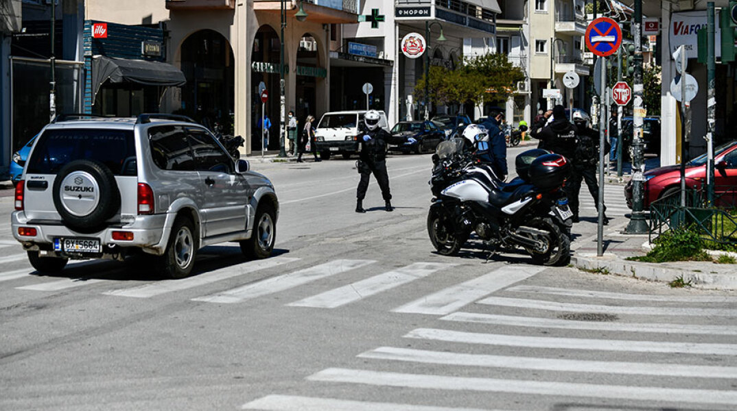 Απαγόρευση κυκλοφορίας: Συνεχείς οι έλεγχοι των αστυνομικών στα πιστοποιητικά μετακίνησεις των οδηγών