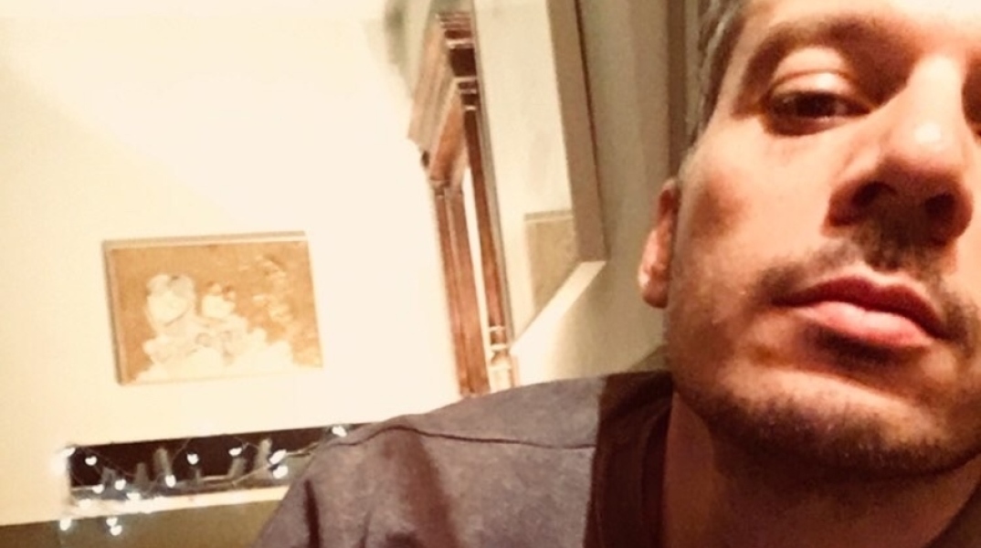 Ο Γιώργος Νανούρης μένει σπίτι με τη γάτα του