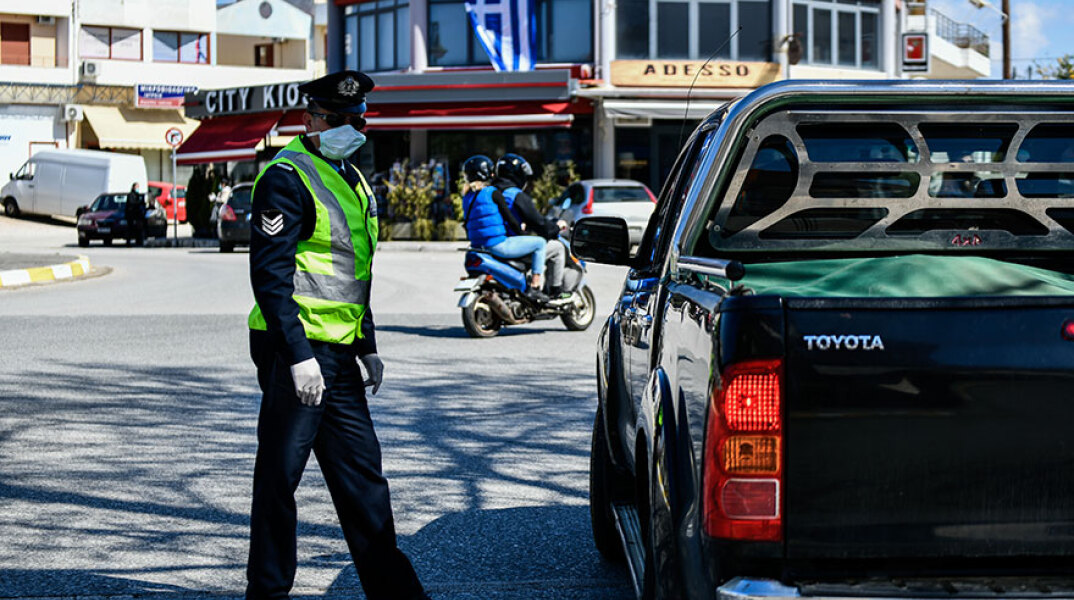 Αστυνομικός με προστατευτική μάσκα για τον κορωνοϊό