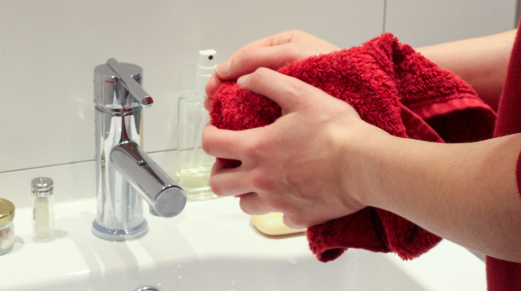 Στέγνωσε τα χέρια σου και κράτα μακριά τα μικρόβια