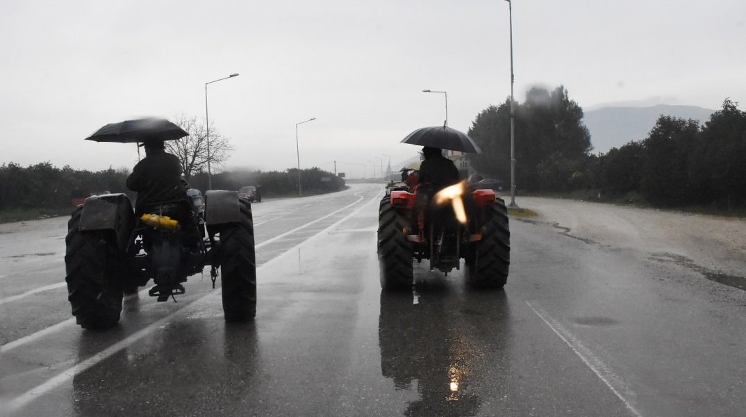 Αγρότες με τρακτέρ