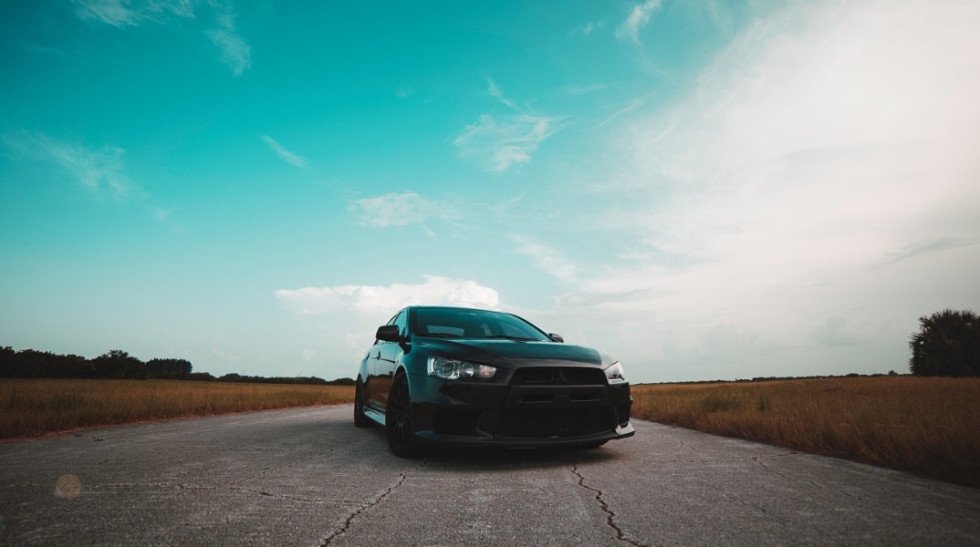 Αυτοκίνητο σε δρόμο