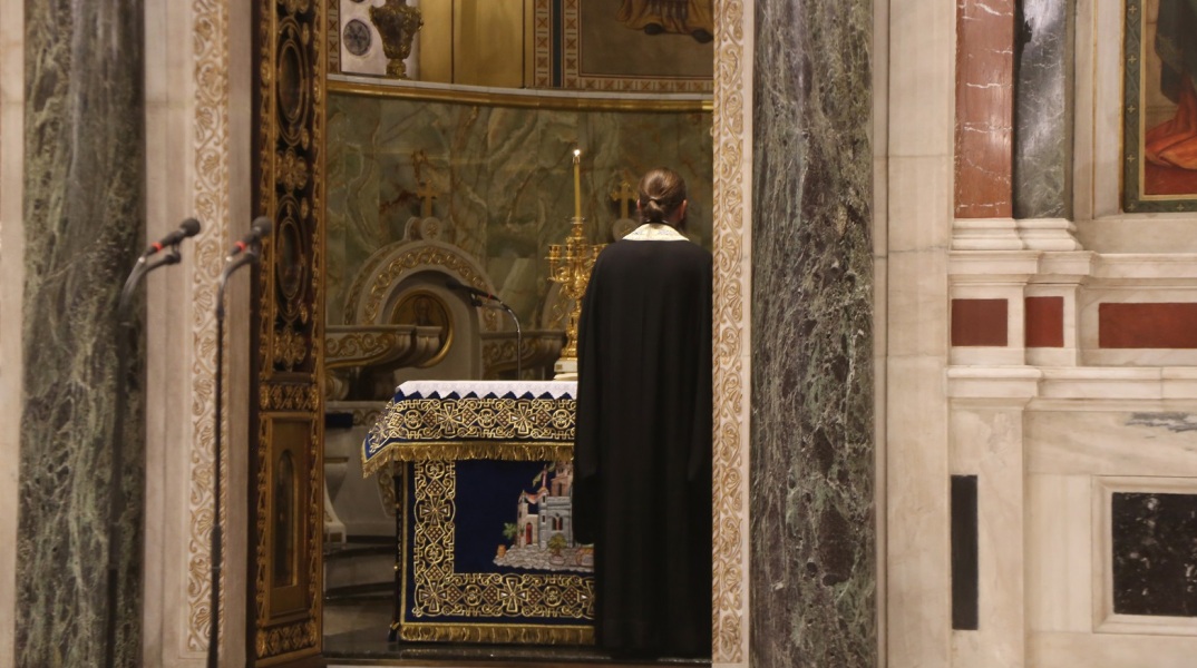 Τα μέτρα ενάντια στον κορωνοϊό αγνοήθηκαν από εκκλησιαζόμενους στην Πάτρα, οι οποίοι επιτέθηκαν φραστικά σε δημοσιογράφο