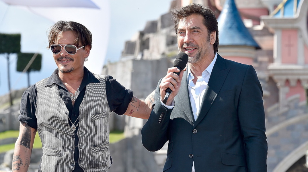 Ο Χαβιέρ Μπαρδέμ στέκεται στο πλευρό του Τζόνι Ντεπ