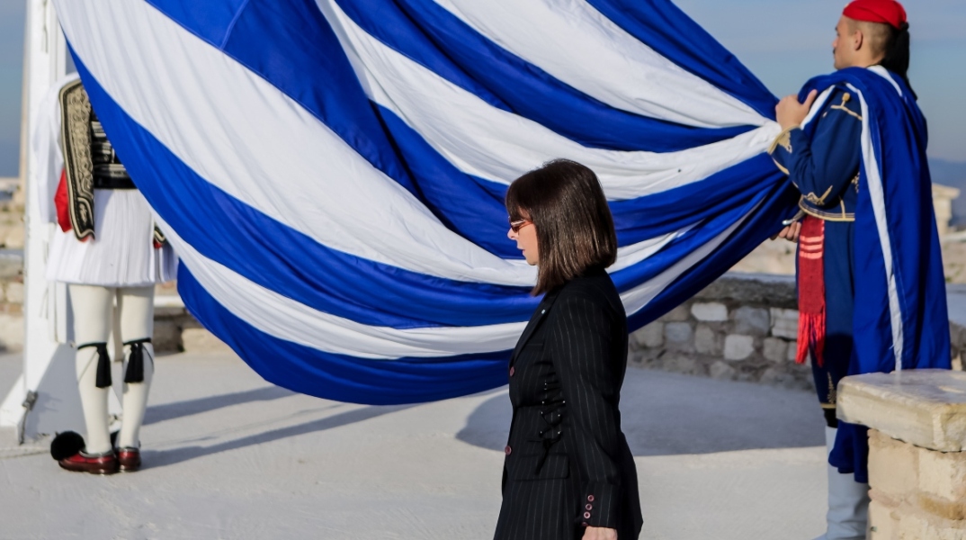 Η Πρόεδρος της Δημοκρατίας στην τελετή έπαρσης της σημαίας στην Ακρόπολη 
