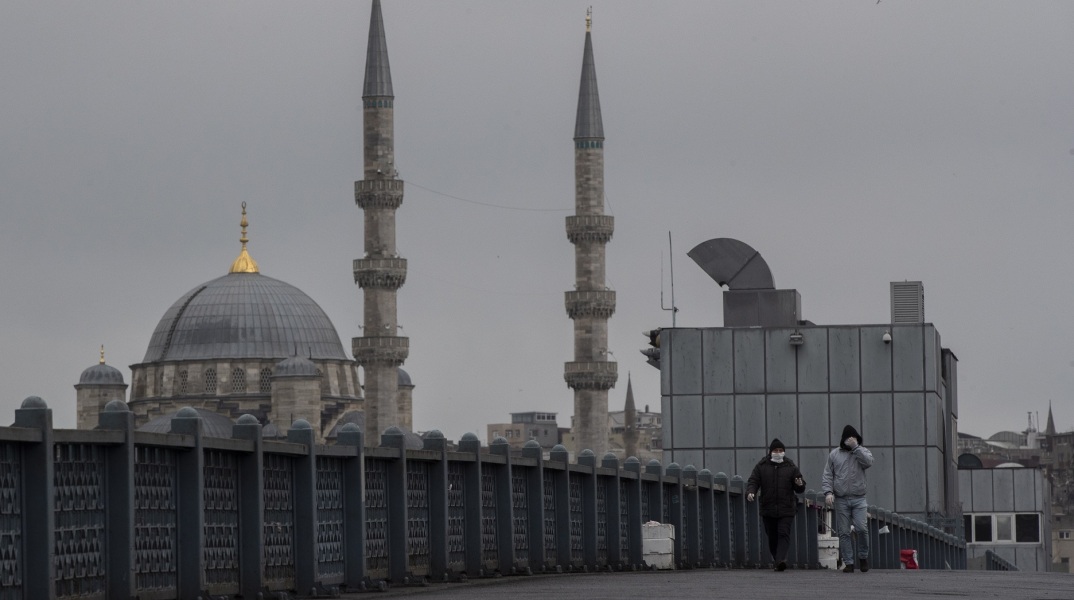 Αποκλεισμένοι στο αεροδρόμιο της Κωνσταντινούπολης παραμένουν χιλιάδες ταξιδιώτες, μετά την αναστολή πτήσεων που επιβλήθηκε στη γειτονική χώρα στο πλαίσιο των μέτρων καταστολής του κορωνοϊού
