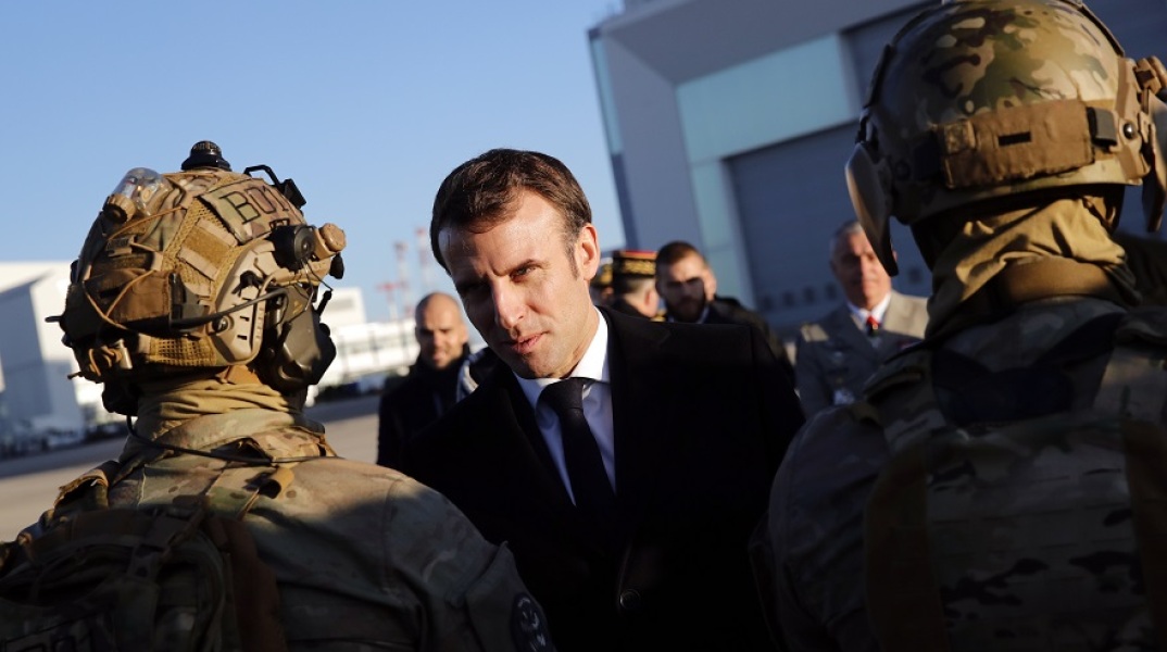 Ο Μακρόν κινητοποιεί τις ένοπλες δυνάμεις στην μάχη ενάντια στον κορωνοϊό