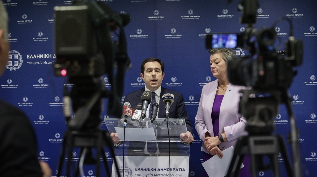 Κορωνοϊός: Απαγόρευση κυκλοφορίας - Αυστηρότερους κανόνες στις δομές προανήγγειλε ο ο υπουργός Μετανάστευσης και Ασύλου,  Νότης Μηταράκης