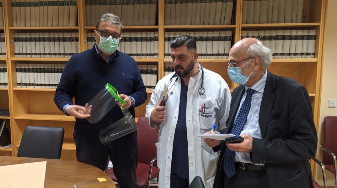 Εθελοντική ομάδα φτιάχνει μάσκες και στολές για γιατρούς 