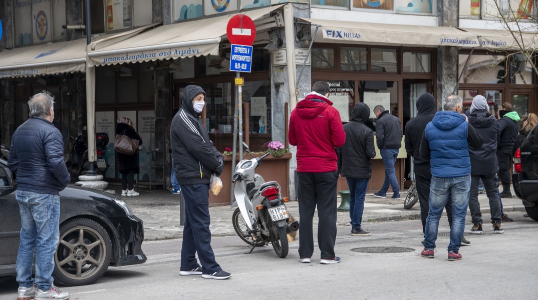 Ανήμερα της 25ης Μαρτίου και εν μέσω των νέων μέτρων ασφαλείας για τον κορωνοϊό, οι Θεσσαλονικείς θέλησαν να τιμήσουν τις παραδόσεις 