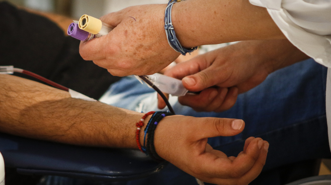 Θέλεις να βοηθήσεις; Μείνε σπίτι και δώσε αίμα 