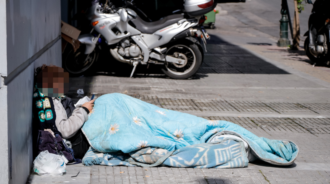 Δίπλα στους άστεγους ο Ελληνικός Ερυθρός Σταυρός 