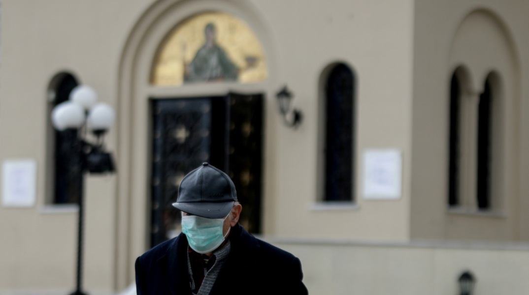 Η Ένωση Θεολόγων θέλει να χορηγείται άδεια μετακίνησης προς την εκκλησία για όσους επιθυμούν να προσευχηθούν ατομικά