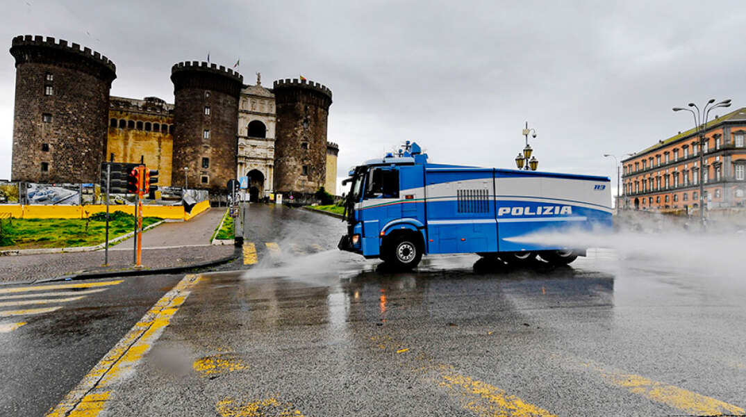 Κορωνοϊός: Περισσότεροι από 8.000 νεκροί στην Ιταλία - Συνεχείς οι απολυμάνσεις στη Νάπολη