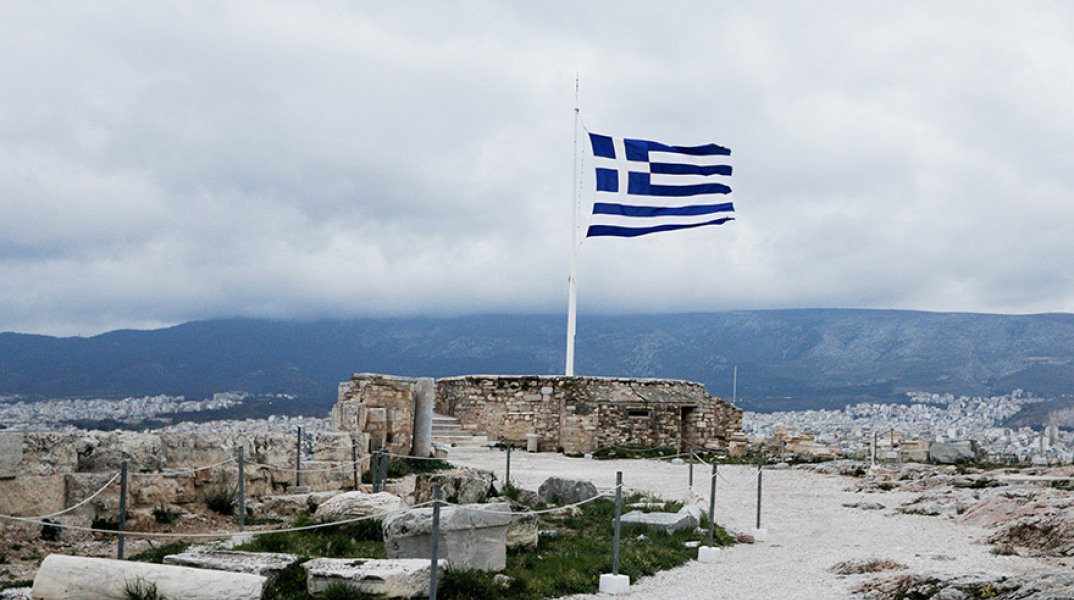 ΕΛΛΗΝΙΚΗ ΣΗΜΑΙΑ ΣΤΟΝ ΒΡΑΧΟ ΤΗΣ ΑΚΡΟΠΟΛΗΣ