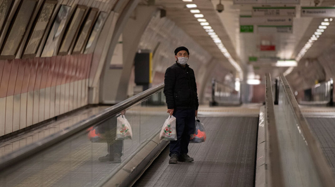 Έρημο το μετρό της Κωνσταντινούπολης λόγω κορωνοϊού