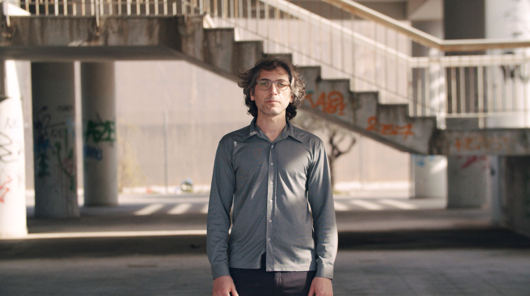 O Γιαν Βαν σπάει την καραντίνα με το νέο του τραγούδι «Μάτια Καστανά»