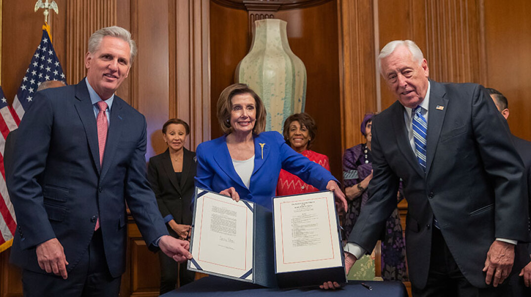 H Νάνσι Πελόζι, πρόεδρος της Βουλής των Αντιπροσώπων, με την απόφαση για το ιστορικό πακέτο των 2 τρισεκατομμυρίων δολαρίων κατά του κορωνοϊού